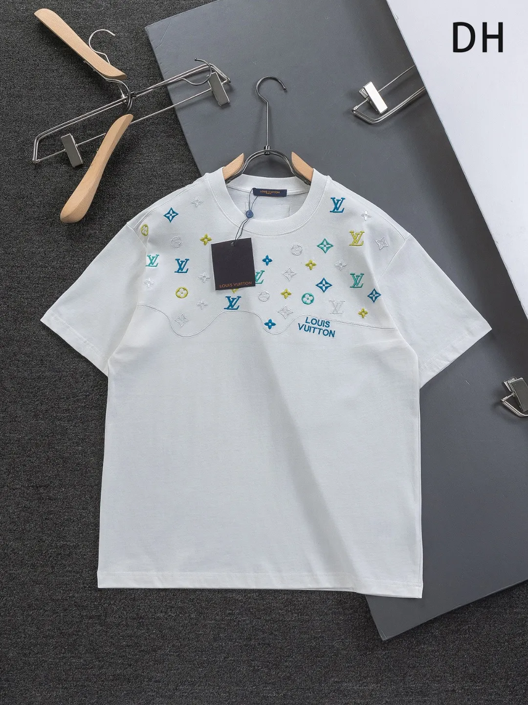 🅿️190 Louis Vuitton 1V LV micro-wide version S-XL LV 26ss new products are available at the counter simultaneously. Multiple craftsmanship. Colorful half-body digital full flower logo on the chest🪡 embroidery. Round neck short-sleeved T-shirt, same style for men and women! Consigned to one-to-one creation. Synchronized with the official website, pure cotton fabrics at the counter! It is close to the skin and comfortable, durable and easy to wear. It has a classic and simple logo design and meticulous original craftsmanship. Short-sleeves, a must-have item for men, do not appear to be the same for the general public, but must be unique and eye-catching. This LV short-sleeve is all about quality, comfort, the same shape and fashion as always, including fabrics and cutting techniques. All of them have been made with great effort! 320 grams of washed pure cotton fabric, pure cotton is breathable, very refreshing and comfortable for daily wear. The rib knitting on the neckline is smooth and tight, and the neckline will not be skewed if you toss it at will. The loose version, you will find that it looks really good on the upper body. The overall is minimalist and neat, super versatile for daily use! Pair it casually with a pair of pants for a youthful look. A T-shirt will make your outfit crazy. It is a fashionable item that can never go wrong! Color: Black White Size: S-XL Size chart: S: Shoulder width 45.5-Bust 52-Length 70 M: Shoulder width 47-Bust 54-Length 72 L: Shoulder width 48.5-Bust 56-Length 74 XL: Shoulder width 50-Bust 58-Length 76